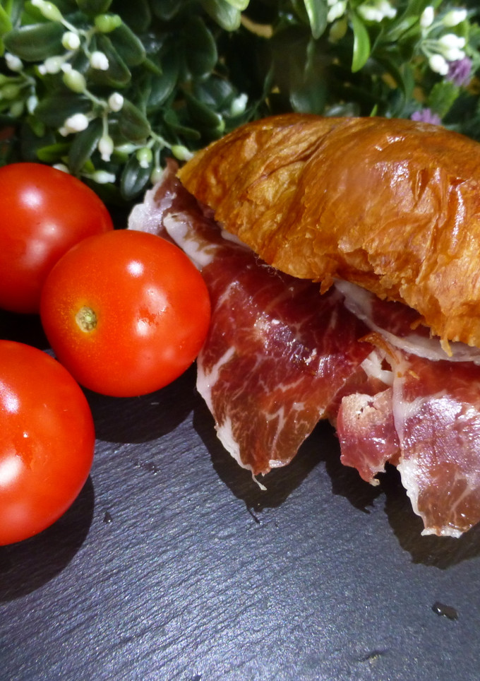 Una foto de Canapé mini croissant de tomate y jamón