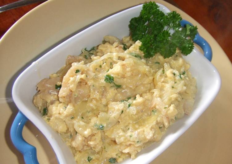 Revuelto de bacalao con cebolletas