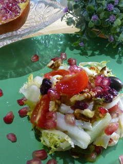 Una foto de Ensalada de otoño con nueces, pasas y granada