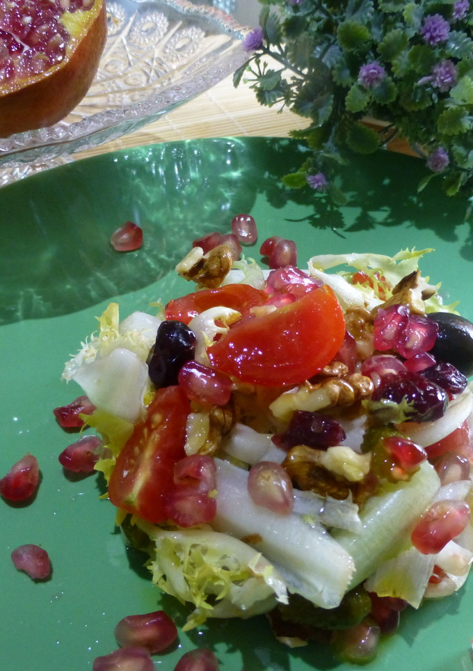 Una foto de Ensalada de otoño con nueces, pasas y granada