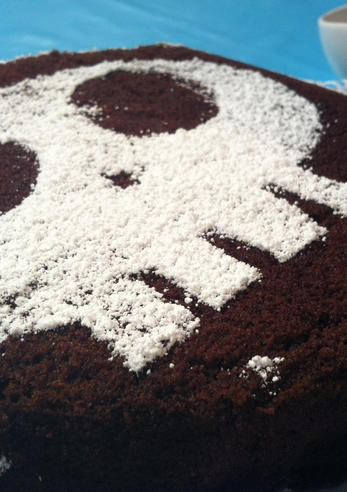 Una foto de Bizcocho de chocolate de Halloween decorado
