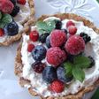 Tartaletas integrales rellenas de crema y frutos rojos