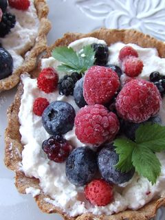 Una foto de Tartaletas integrales rellenas de crema y frutos rojos