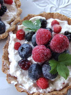 Una foto de Tartaletas integrales rellenas de crema y frutos rojos