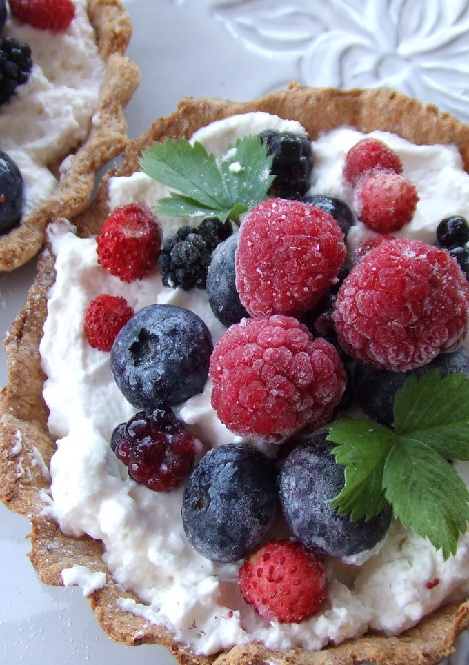 Una foto de Tartaletas integrales rellenas de crema y frutos rojos