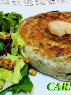 Una foto de Tortilla de berenjena con langostinos