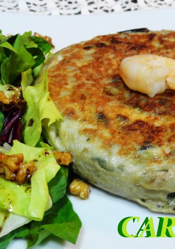 Una foto de Tortilla de berenjena con langostinos