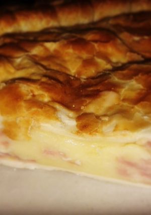 Una foto de Tarta de jamón y queso fácil