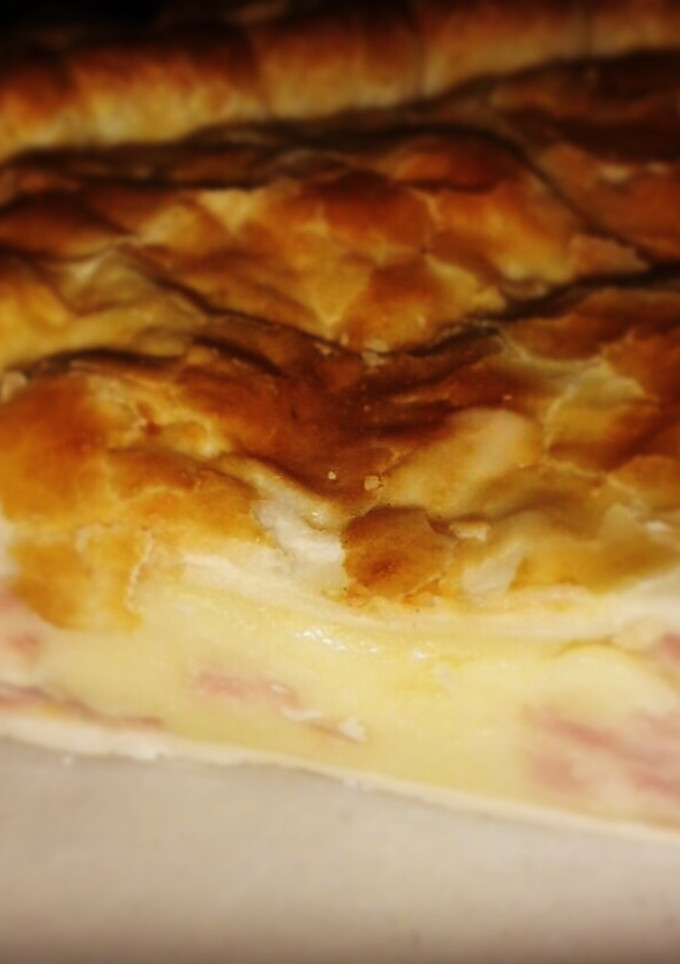 Una foto de Tarta de jamón y queso fácil