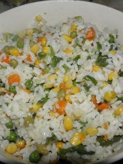Una foto de Ensalada de arroz a la jardinera