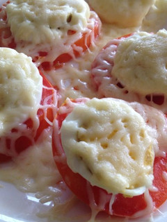 Una foto de Tomates gratinados con huevo duro