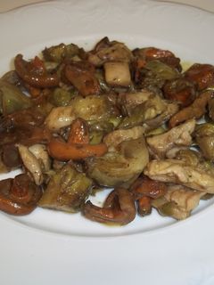 Una foto de Alcachofas, setas y pollo