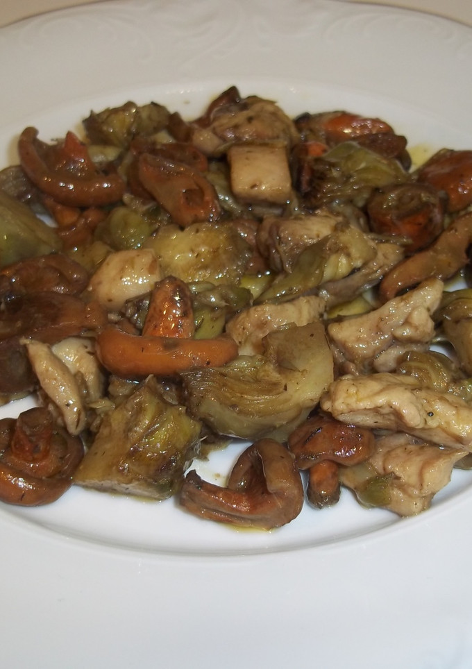 Una foto de Alcachofas, setas y pollo