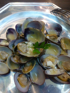 Una foto de Almejas frescas a la marinera con vino blanco