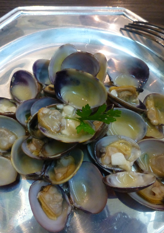 Una foto de Almejas frescas a la marinera con vino blanco