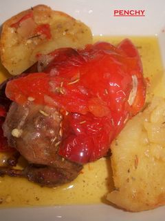Una foto de Codorniz escondida en pimiento rojo al horno