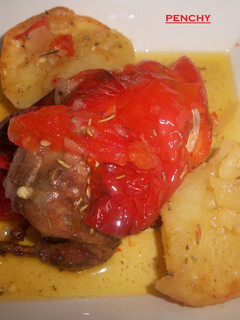 Una foto de Codorniz escondida en pimiento rojo al horno