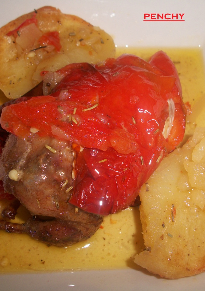 Una foto de Codorniz escondida en pimiento rojo al horno