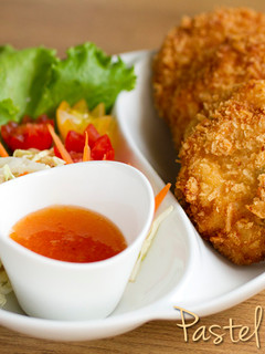 Una foto de Pastel de marisco frito con salsa agridulce