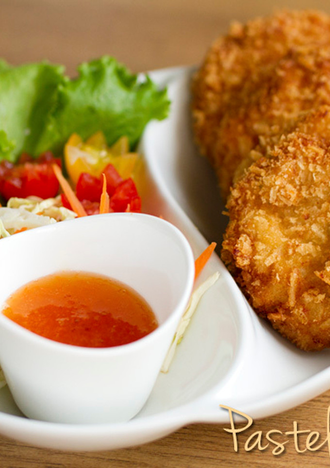 Una foto de Pastel de marisco frito con salsa agridulce