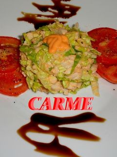Una foto de Timbal de merluza con salsa cocktail