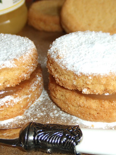 Una foto de Pastas de mantequilla rellenas de lemon curd