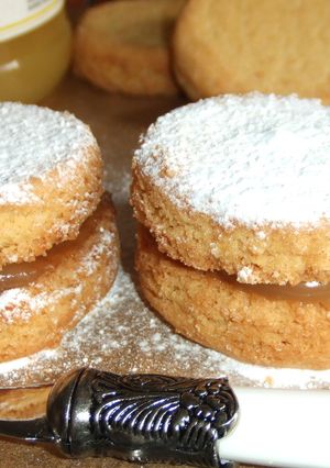 Una foto de Pastas de mantequilla rellenas de lemon curd