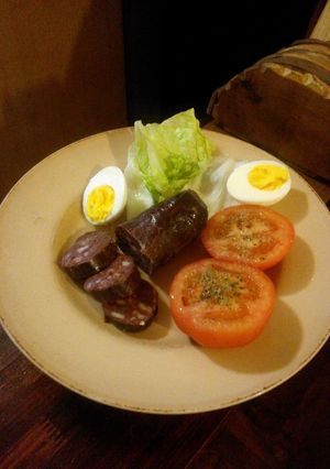 Una foto de Morcilla con verduras
