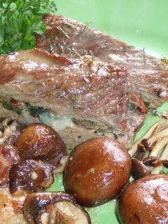 Una foto de Carne de ternera rellena con variado de setas de estación