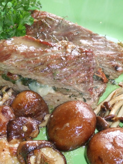 Una foto de Carne de ternera rellena con variado de setas de estación