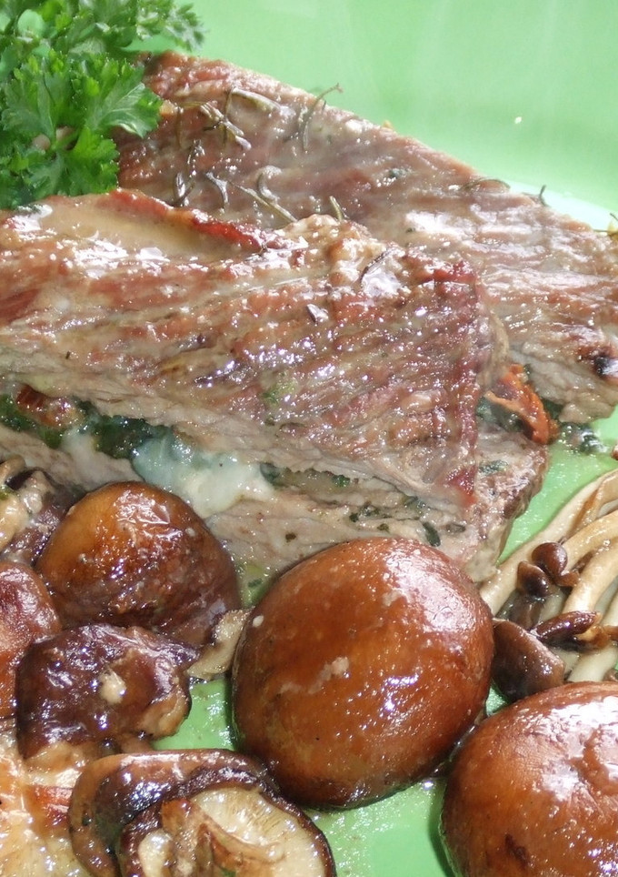 Una foto de Carne de ternera rellena con variado de setas de estación