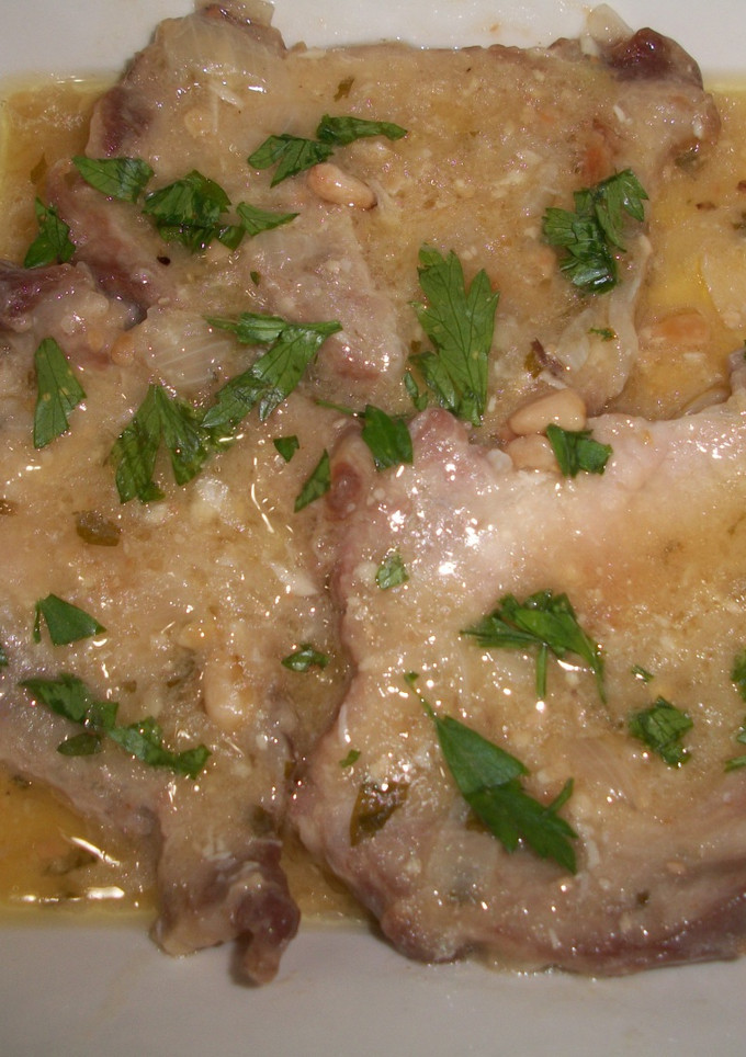 Una foto de Filetes de lomo en salsa de piñones