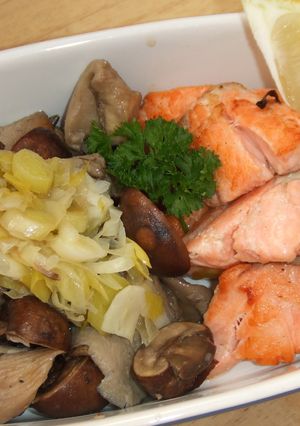 Una foto de Salmón con setas al wok