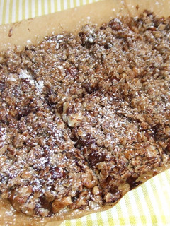Una foto de Cuadraditos de avellanas y nueces con chocolate negro
