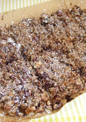 Una foto de Cuadraditos de avellanas y nueces con chocolate negro