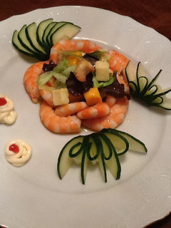 Una foto de Ensalada de langostinos con decoración de pepino