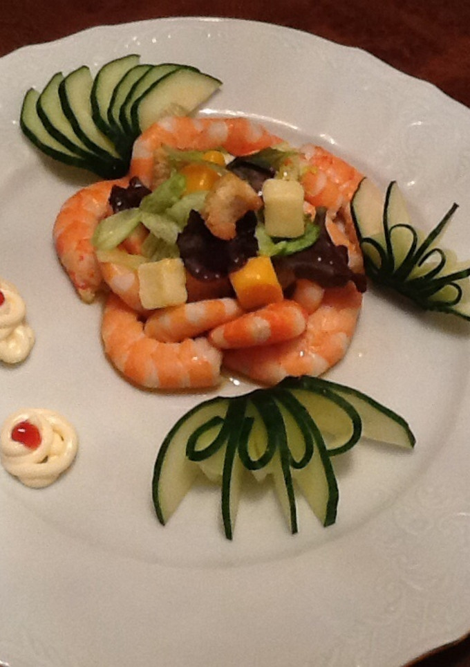 Una foto de Ensalada de langostinos con decoración de pepino