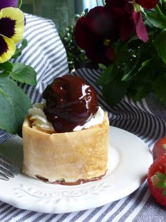 Una foto de Tulipa de natillas con nata y fresas, kiwis o uvas bañada en chocolate