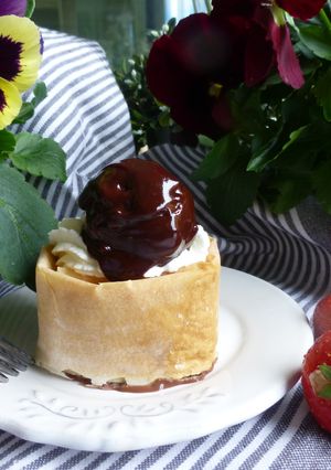 Una foto de Tulipa de natillas con nata y fresas, kiwis o uvas bañada en chocolate