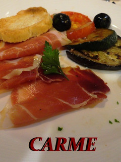 Una foto de Verduras asadas y jamón serrano