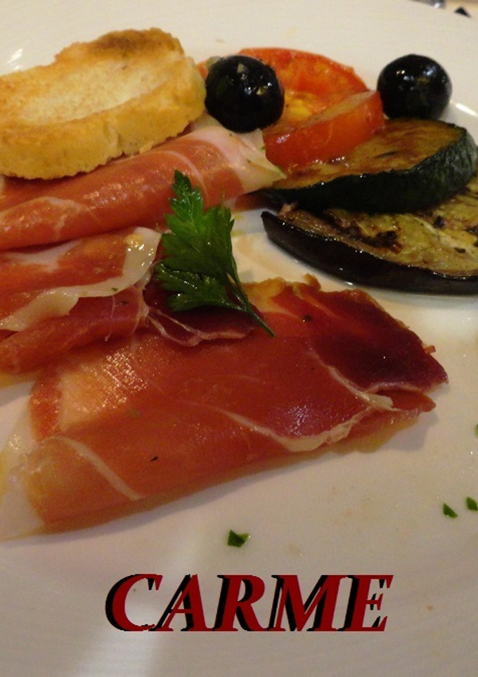 Una foto de Verduras asadas y jamón serrano