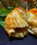 Canapé minicroissant de paté y cebolla caramelizada