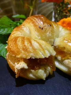 Una foto de Canapé minicroissant de paté y cebolla caramelizada