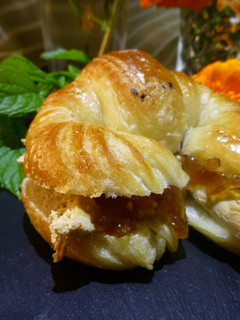 Una foto de Canapé minicroissant de paté y cebolla caramelizada