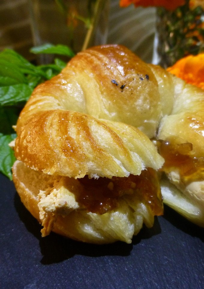 Una foto de Canapé minicroissant de paté y cebolla caramelizada