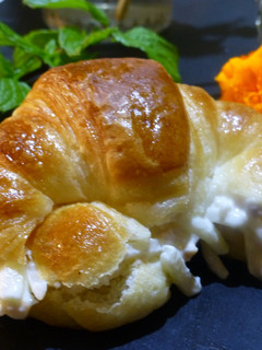 Una foto de Canapé minicroissant de ensaladilla