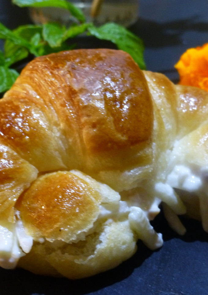 Una foto de Canapé minicroissant de ensaladilla