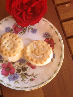 Una foto de Galletitas saladas con crema de limón