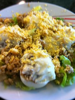 Una foto de Huevos rellenos de paella y all i oli
