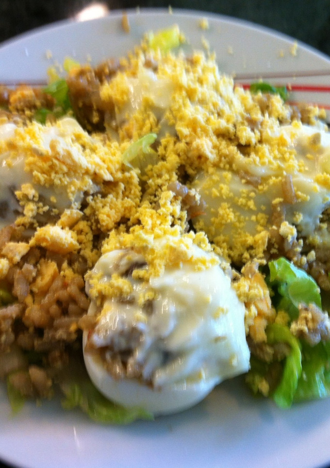Una foto de Huevos rellenos de paella y all i oli